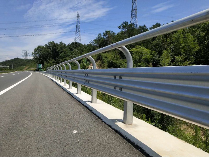 高速公路波形护栏图片